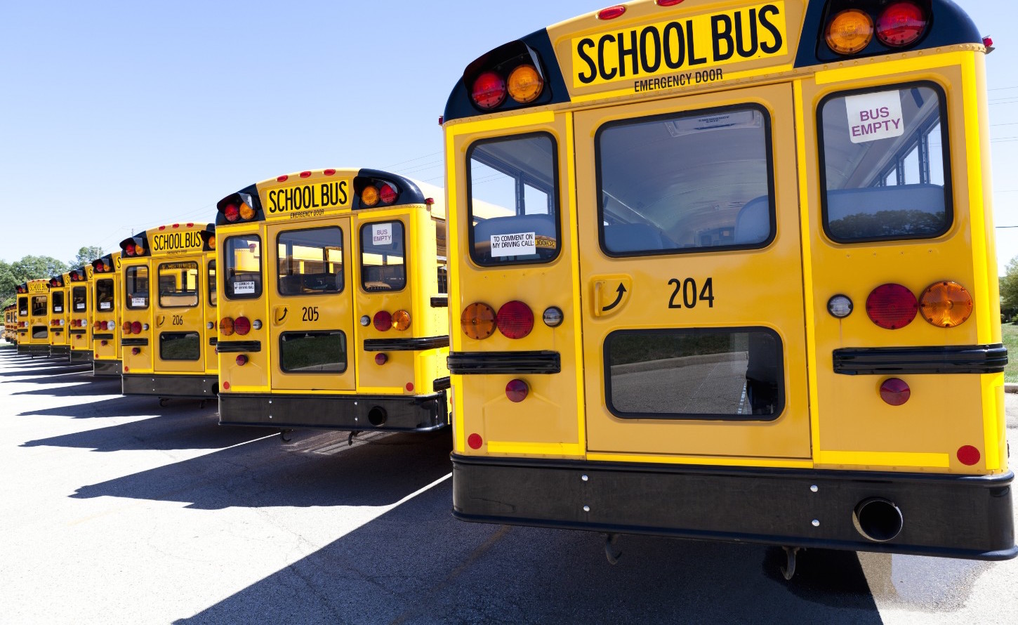 Alquilar un autobús para una escuela.